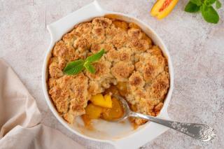 Cobbler cu caise. Desert rustic cu fructe coapte și aluat auriu