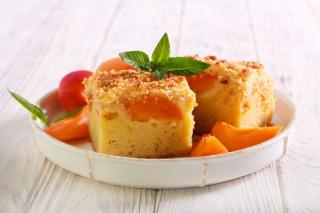 Prăjitură cu caise și crumble. Rețeta unui desert fraged și fructat