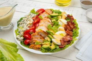 Salată Cobb. O salată consistentă, echilibrată și foarte gustoasă