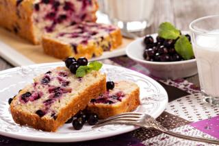 Chec umed cu coacăze negre. Un desert de vară delicios și răcoros