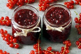 Dulceață de coacăze roșii. Un deliciu rubiniu, cu gust proaspăt de vară