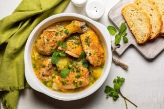 Pui cu mazăre și mentă. Rețetă pentru un prânz gustos și hrănitor