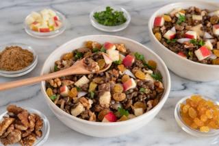 Salată caldă de linte cu mere, îmbogățită cu nuci și stafide
