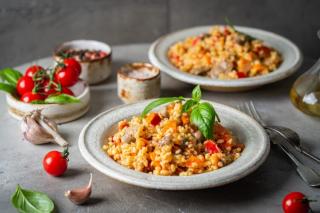 Bulgur cu carne de pui și legume. Un preparat plin de aromă și culoare