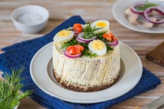 Cheesecake sărat cu cremă de brânză, somon afumat și mărar