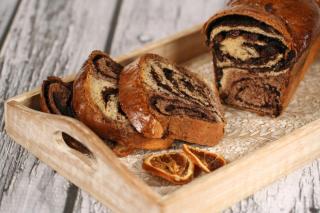 Cozonac în două culori cu umplutură de nucă, stafide și cacao