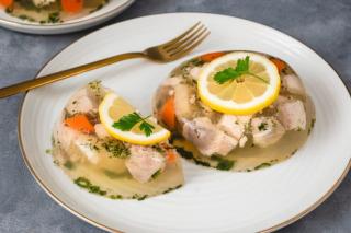 Piftie de pește, limpede și aromată. Rețetă tradițională dobrogeană