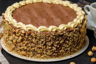 Tort cu blat din albușuri cu nuci, cremă de vanilie și cremă de ciocolată