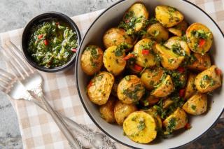 Cartofi copți cu sos de pătrunjel și usturoi. Un preparat simplu, dar extrem de gustos