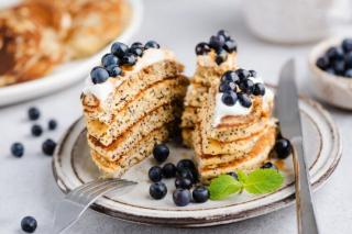 Clătite americane cu mac, servite cu afine și cremă de iaurt