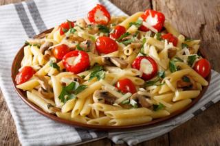 Salată de paste cu ciuperci, roșii cherry și ardei umpluți cu brânză