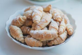 Cornulețe de post cu apă minerală. Desert fraged cu gem