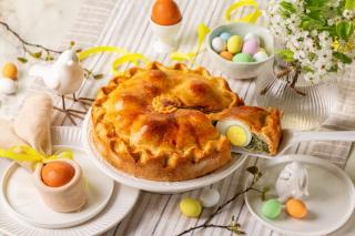 Drob sub formă de plăcintă cu ciuperci și pui, pentru masa de Paște