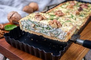 Tartă aperitiv cu spanac, brânză și nuci. Un preparat gustos și spectaculos