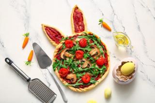 Tartă sărată în formă de iepuraș, cu roșii, ciuperci și rucola