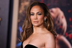 Jennifer Lopez a oferit detalii despre rochia ei de mireasă: „Nu este dintr-un film. Mi-aș dori să fie așa, să am acea rochie”