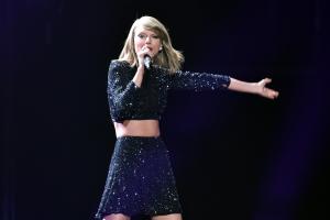 Taylor Swift și-a desfăcut rochia în timpul concertului său din Suedia. Fanii prezenți la spectacol au fost uimiți: „Este atât de umană”