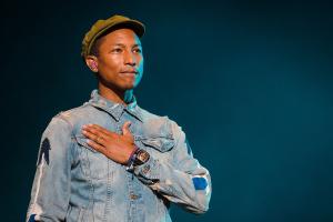 Pharrell Williams a fost surprins înainte de ultimul său show pentru Louis Vuitton la Milano, după ce fost acuzat că a uitat de „originile sale modeste”