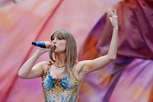 Taylor Swift l-a adus pe Travis Kelce pe scenă în timpul concertului de pe stadionul Wembley. Cei doi și-au anunțat oficial relația pe Instagram