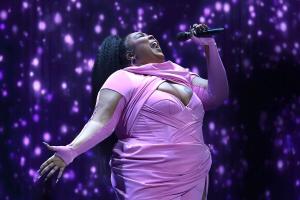 Lizzo a postat o fotografie în bikini, arătându-le fanilor transformarea sa fizică după ce a slăbit. Admiratorii au lăudat progresul ei