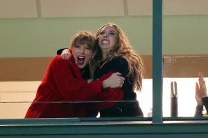 Taylor Swift și Brittany Mahomes s-au îmbrățișat la US Open. Cele două prietene au urmărit împreună finala dintre Jannik Sinner și Taylor Fritz