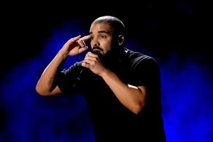 Drake a fost criticat de fani pentru noul său look „sălbatic”. Cântărețul a împărtășit pe Instagram un selfie făcut în oglindă