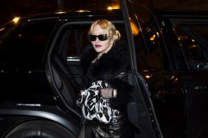 Madonna a întors toate privirile în Paris. Diva a purtat o ținută sexy de culoare neagră