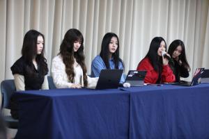 Trupa NewJeans zguduie industria K-pop după rezilierea contractului cu ADOR. HYBE suferă o scădere de peste 420 de milioane de dolari