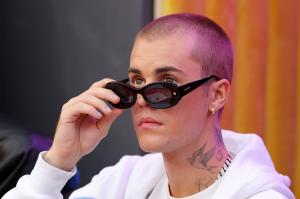 Justin Bieber a fost văzut singur în New York, fără soția sa, Hailey, alimentând din nou îngrijorările fanilor