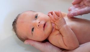Cum îi faci baie nou-născutului