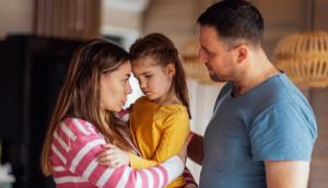 Ar trebui să-ți faci copilul să-și ceară iertare? La ce concluzii au ajuns specialiștii în parenting