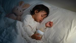 Ce poți face dacă toddlerul refuză să renunțe la biberon înainte de culcare. Specialiștii în parenting oferă o soluție neașteptată