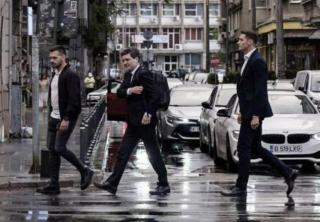 Cine este tânărul de la SPP care-l păzește pe Nicușor Dan. Poza lui a devenit virală. "Ce fain arată băiatul de la SPP! Dar ce băiat! Mândru și chipeș, ca bradul de înalt!”