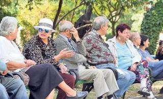 Lista completă a pensionarilor care primesc majorări. Cine încasează bani în plus și cum se aplică noile reguli