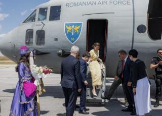 Toate privirile pe Prima Doamna!! Cum a apărut Mirabela Grădinaru la dineul oficial din Ankara. Toți au vorbit despre rochia galbenă, dar surpriza a venit câteva ore mai târziu