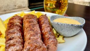 Cât a plătit un român pentru 6 mici, într-un restaurant din Centrul Vechi. Când a venit nota de plată, a crezută că apare o cifră în plus