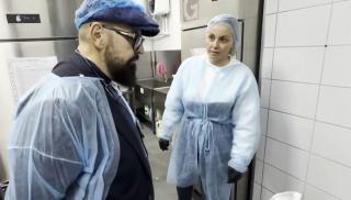 Ce a făcut angajata unui fast-food din Plaza România, după ce a aflat că Piedone face controale în zonă. Șeful ANPC a prins-o în fapt!