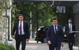 Cine este, de fapt, ofițerul SPP care îl păzește pe Nicușor Dan? Femeile au umplut internetul de imagini cu el