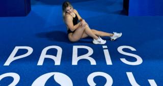 FOTO. Dată afară că e prea indecentă, a făcut avere cu pozele ei și acum a revenit