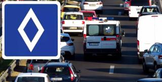 Semnul de circulație care induce în eroare majoritatea șoferilor. Ce înseamnă rombul alb pe fundal albastru, de fapt, și unde poate fi întâlnit
