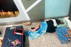 Câți bani a primit o familie, după ce a dormit pe jos cu cei doi copii, într-un aeroport