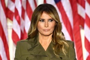 Cu ce s-a îmbrăcat Melania Trump în ziua alegerilor prezidențiale din SUA. Toți și-au dat coate când au văzut-o!