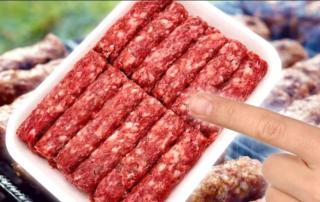 Cât timp se ţin micii pe grătar? Se întorc o singură dată. Greşeala care îi usucă imediat