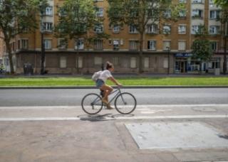 Amendă de 725 de lei dacă mergi cu bicicleta pe trotuar. Când au voie bicicliştii să treacă pe lângă pietoni