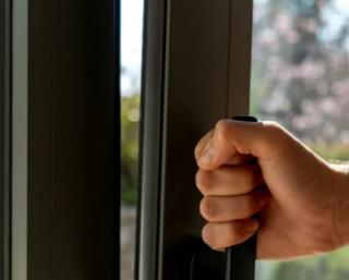 De ce să nu laşi geamurile rabatate când pleci de acasă? Trucul cu ajutorul căruia hoţii pot intra în locuinţă foarte uşor