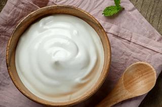 Diferenţa între iaurtul obişnuit şi cel grecesc. Nu doar grăsimile sunt în cantităţi diferite