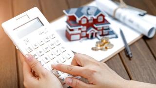Noul calcul pentru impozitul pe proprietate. Cine va plăti cu 100% mai mult pentru o clădire