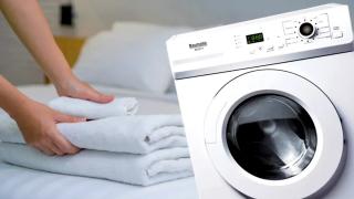 Cum să usuci corect geaca de puf sau pilota ca să nu se adune umplutura. Trucul banal cu 3 mingi de tenis