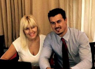 Elena Udrea, apariţie uluitoare! Nu şi-a putut ţine mâinile departe de iubit, nu s-a sfiit nici de trecători. Gestul făcut de fostul ministru a...