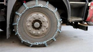 Codul Rutier 2025 despre dotările obligatorii pe timp de iarnă. Anvelopele de iarnă sunt doar începutul investițiilor